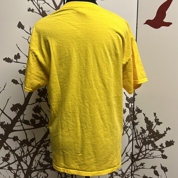 GILDAN Ultra Cotton Size M Superheroes Wear Scrubs Yellow T-Shirt NWOT PRICE⬇️20 - Picture 2 of 8